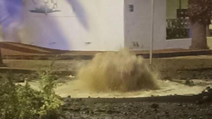 Géiser de aguas fecales en el barrio de Argana Alta, en Arrecife, en la madrugada del jueves 23 de julio de 2026