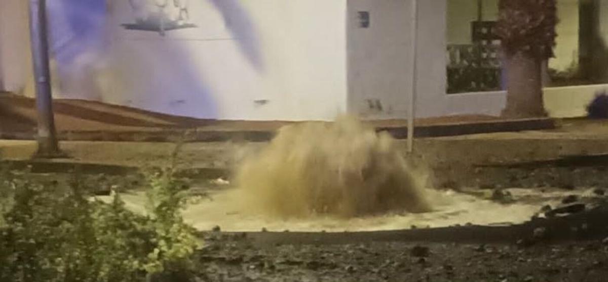 Rotura de tubería de aguas fecales en el cruce de las calles Tajaraste y Campoamor, en Argana Alta, en Arrecife