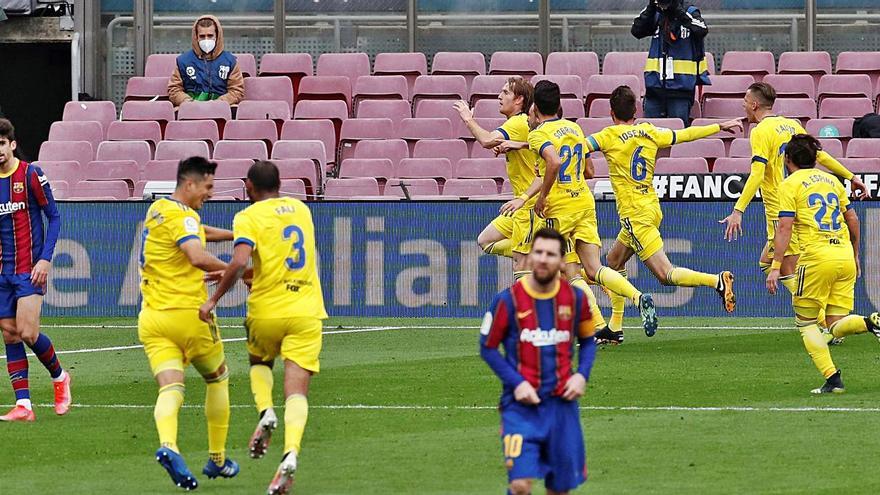 Los futbolistas del Cádiz celebran el gol del empate, en el minuto 89. | EFE/TONI ALBIR