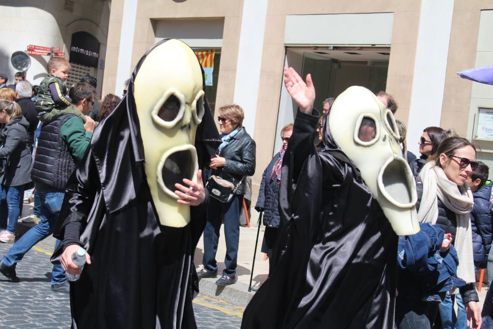 La rua escolar de la Santa Creu torna a enlluernar