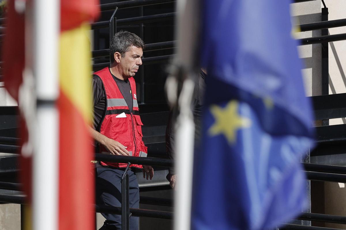 Carlos Mazón, en los días posteriores a la dana, en el Centro de Coordinación de Emergencias de l'Eliana.