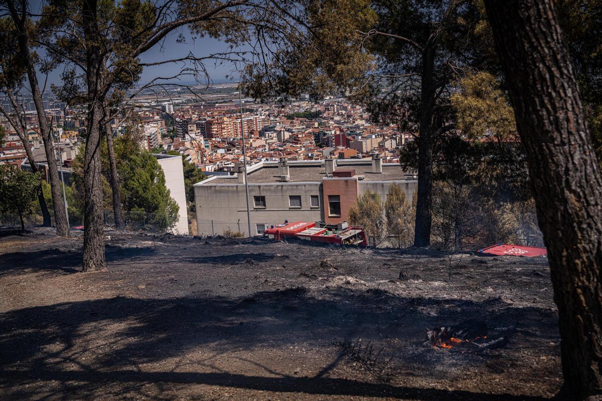Los Bombers confían en perimetrar pronto el incendio forestal en Gavà que ha obligado a confinar a 6.000 personas