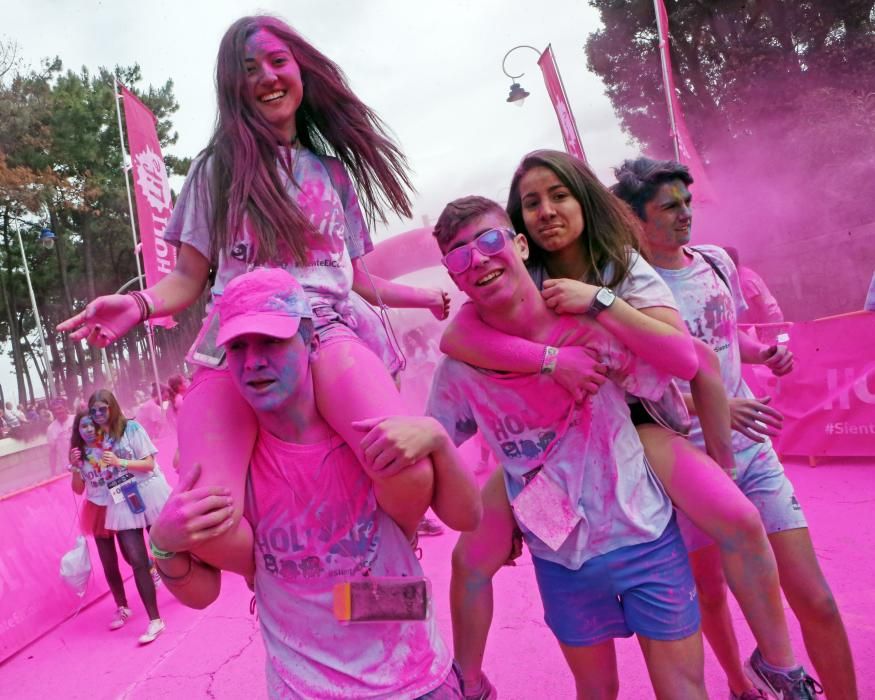 Miles de "corredores" participan en una nueva edición de la Holi Run en Vigo