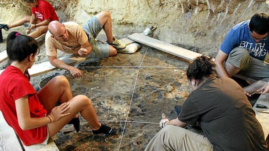 Un grup d&#039;arqueòlegs treballant en un fogar del nivell Q, enguany