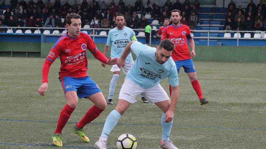 El centrocampista Luis González presiona a un rival. // Yedra Seara