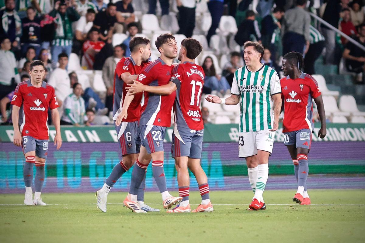 Los futbolistas del Albacete celebran uno de sus goles ante el Córdoba CF en El Arcángel.