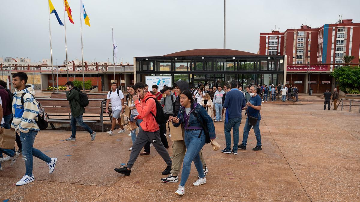 Alumnos accediendo al recinto ferial de Infecar