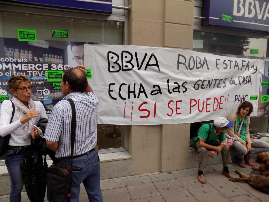 La PAHC ocupa el BBVA del carrer d'Àngel Guimerà