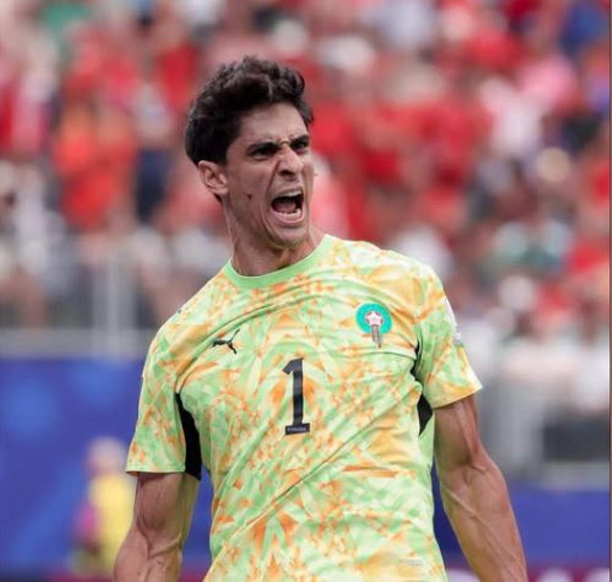 Yassine Bonou instantes después de pararle el penalti a Mbappé ayer