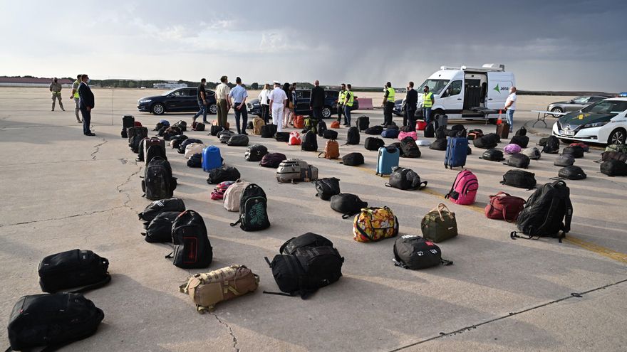 España recibirá este martes a 420 nuevos refugiados afganos y estudia una operación fuera de Kabul