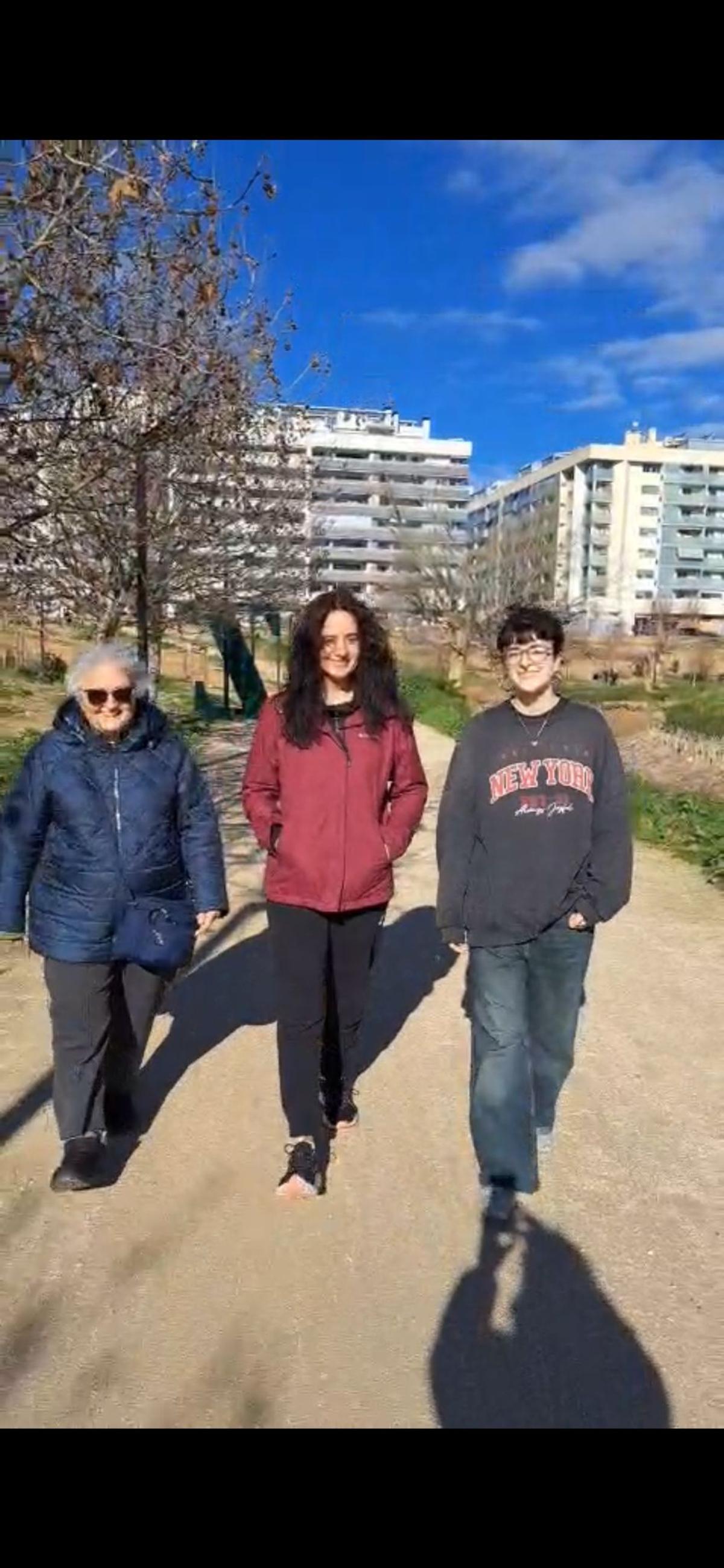 Marta Abengochea, en el centro, durante un paseo por el Canal Imperial junto a su madre y una de sus hijas.