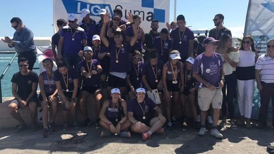 Los remeros y remeras del RCN Gandia festejan en el podio las medallas conseguidas.