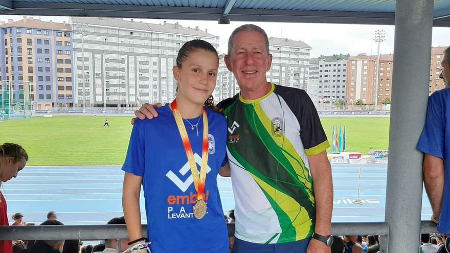 Mara Rolli con la medalla junto a su entrenador Vicente Emilio Andrés