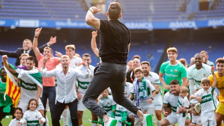 El Elche celebra el ascenso a Primera en Riazor