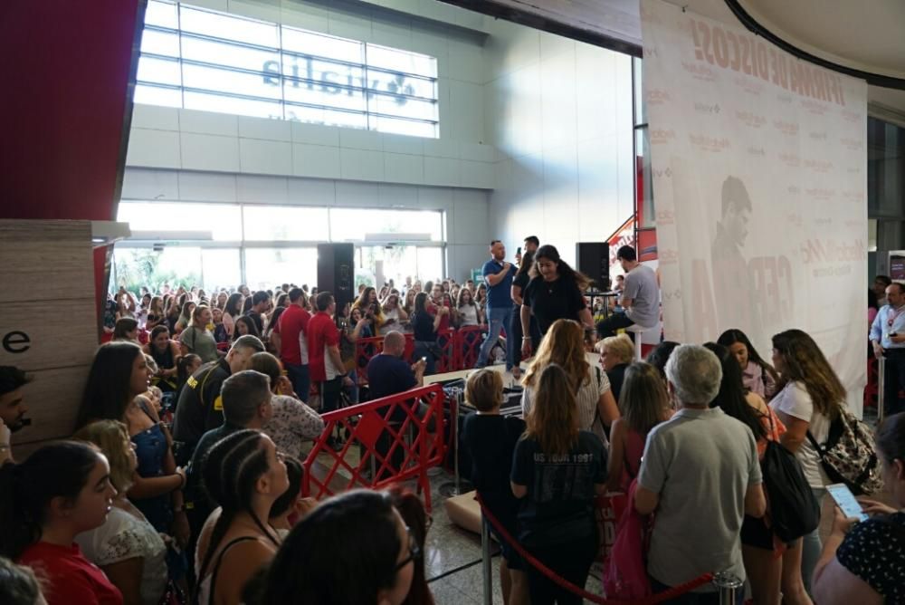 Cientos de aficionados, que hicieron cola horas antes del inicio del evento, pudieron saludar a Cepeda además de llevarse una firma y una foto para el recuerdo.