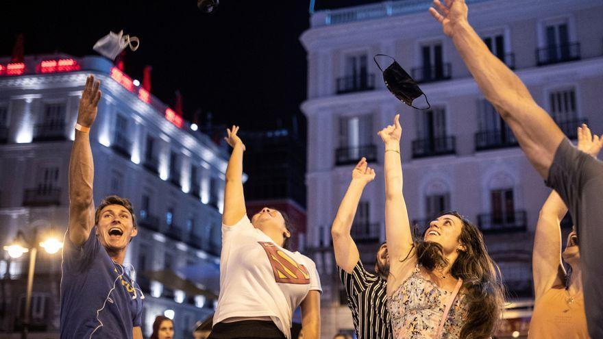 Miles de personas celebran el fin del uso obligatorio de mascarilla en exteriores