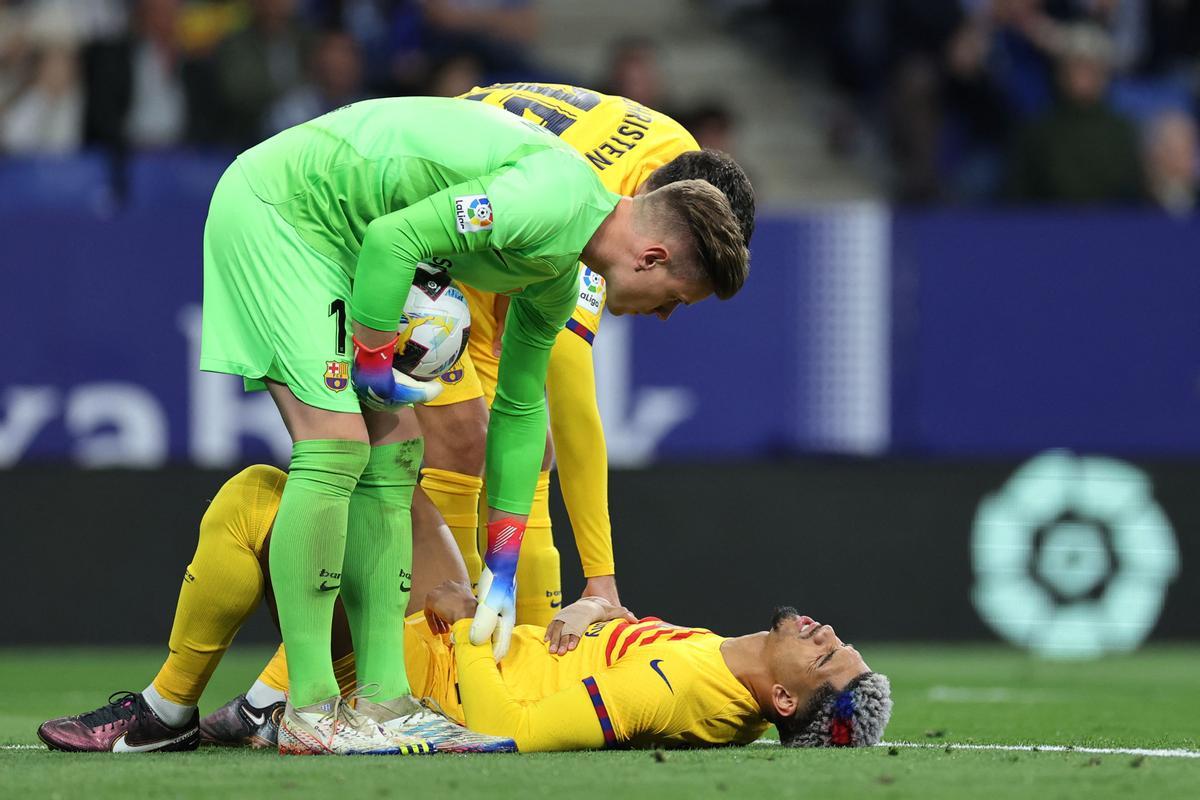 Ter Stegen y Andreas Christensen asisten a su compañero Ronald Araújo.