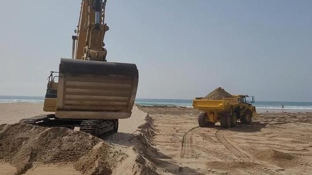 Retirada de Arena en la playa de La Paella (Torredembarra)