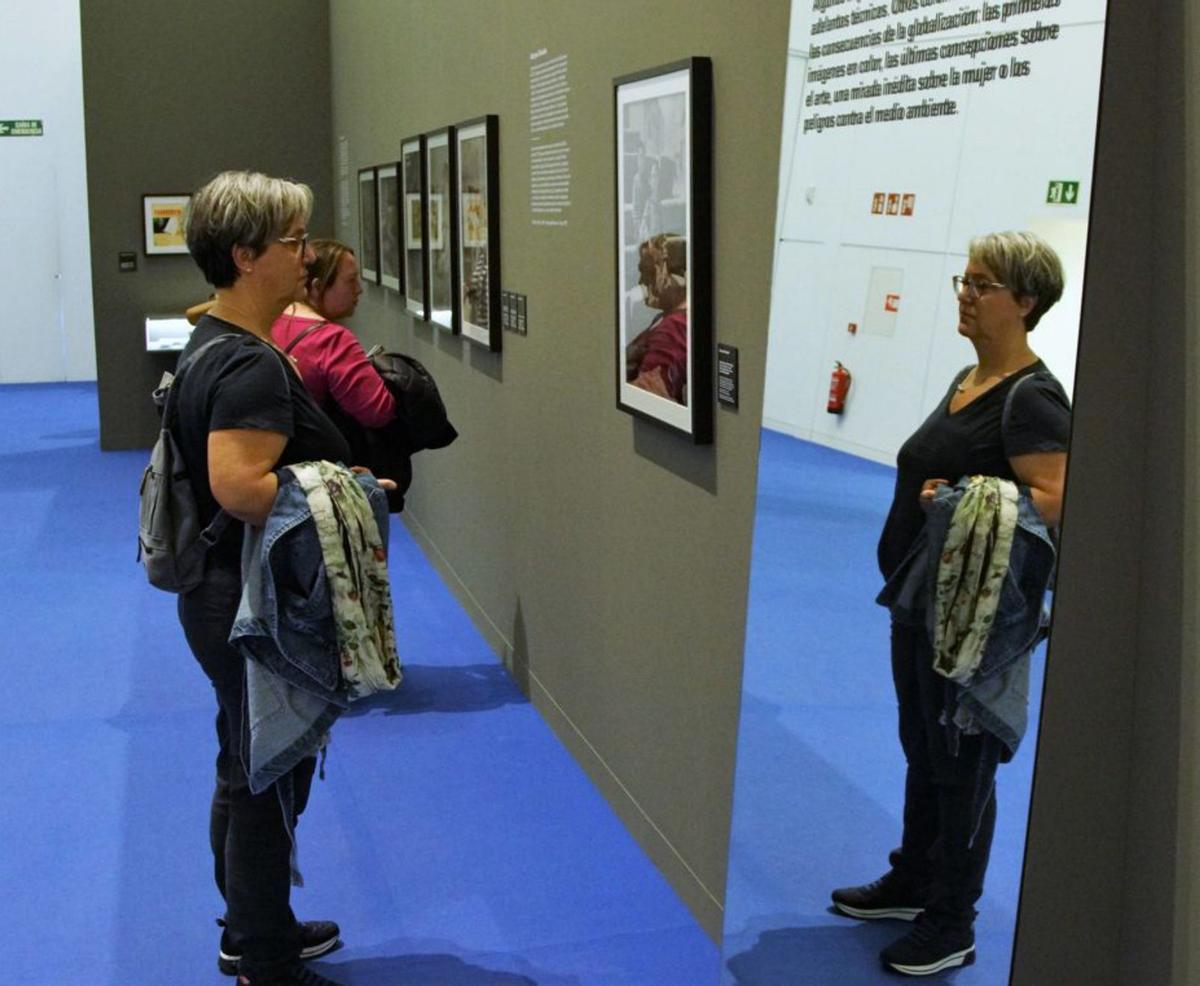 Una visitante de una muestra en la Cidade da Cultura / jesús prieto