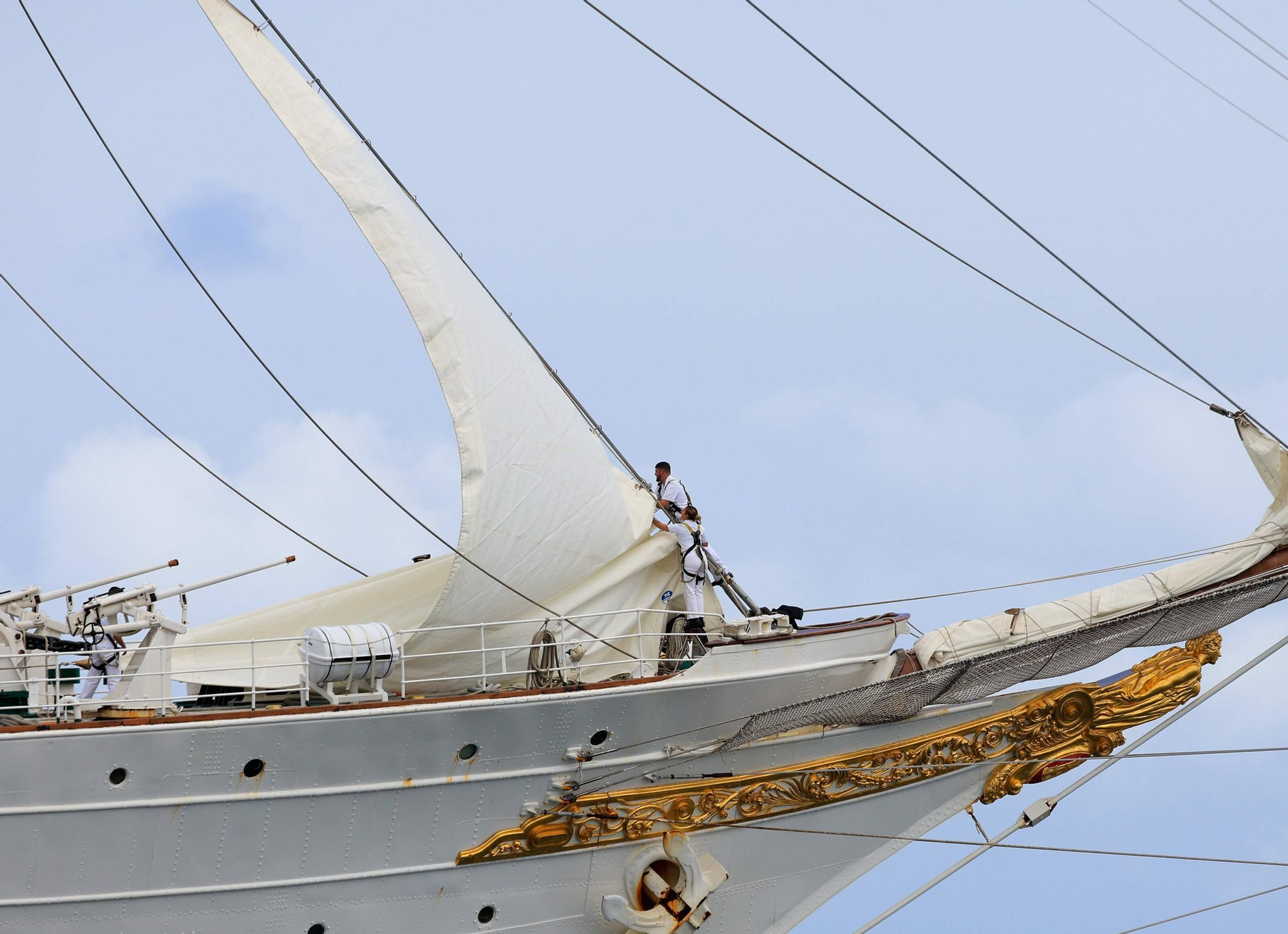En imágenes: así se despidieron más de 40 embarcaciones del "Elcano" y la "Blas de Lezo" surcando la costa de Gijón