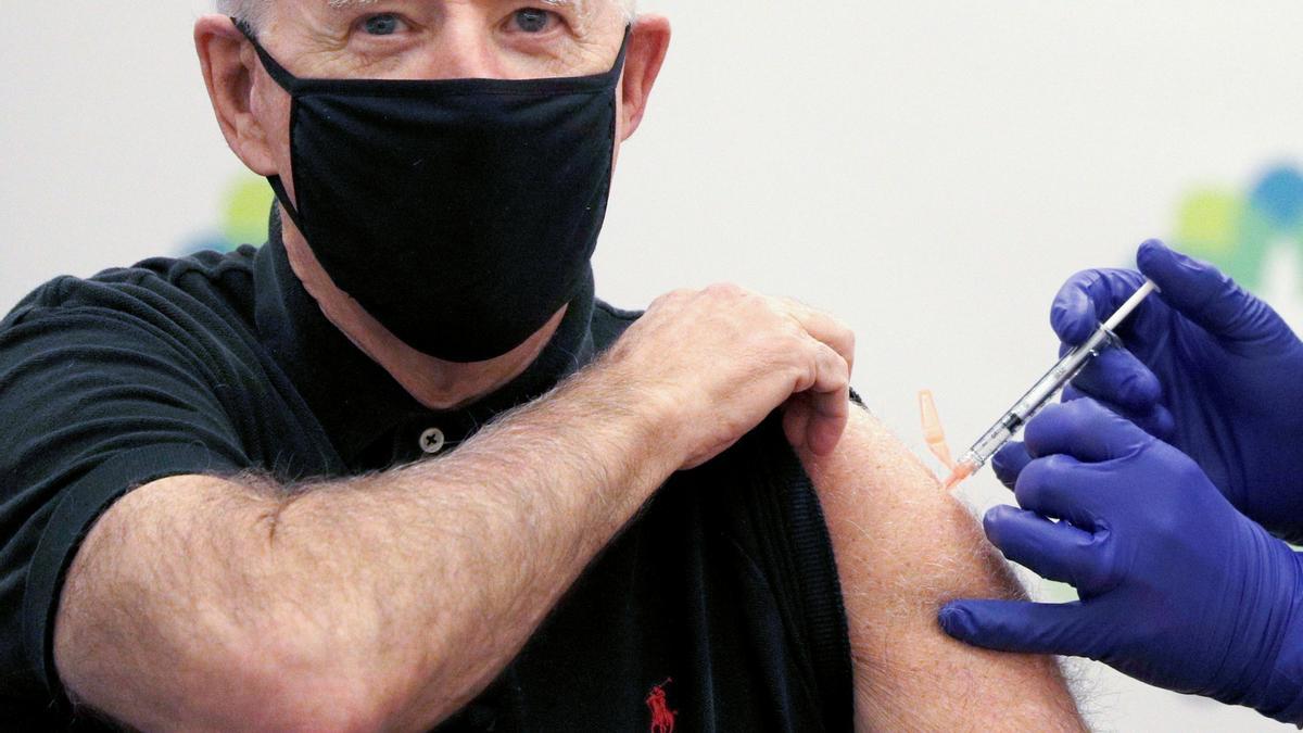 El presidente de EEUU, Joe Biden, recibe la segunda dosis de la vacuna contra el covid-19, el pasado 13 de enero en Delaware.