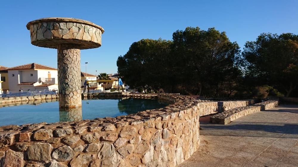 Las orugas campas a sus anchas por las zonas de juegos infantiles del parque municipal del Molino del Agua en Torrevieja