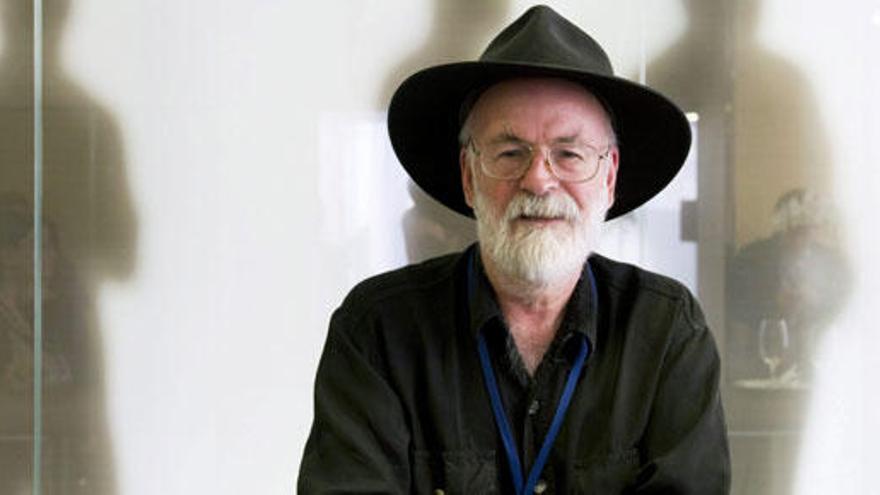 El escritor Terry Pratchett muere a los 66 años.