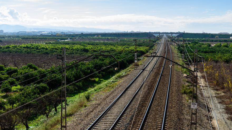 Un tren de pasajeros descarrila a su paso por Reus