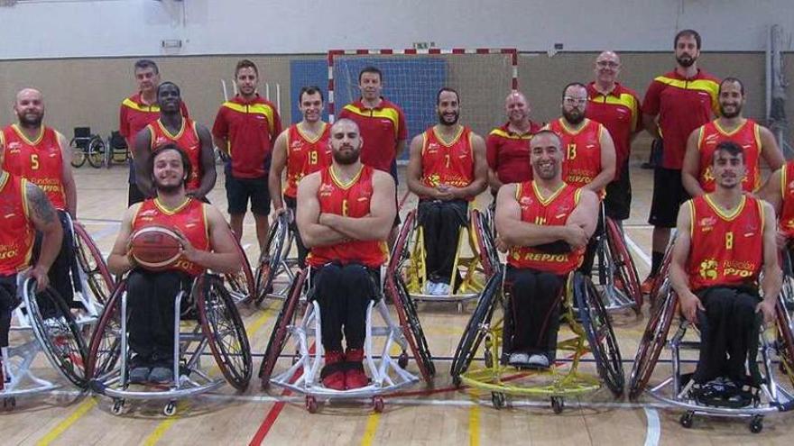 Los jugadores y miembros del cuerpo técnico de la selección española de baloncesto en silla de ruedas.
