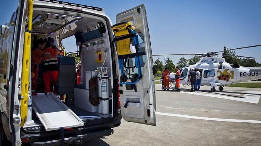 Ambulancia de los servicios sanitarios y helicóptero del 061.