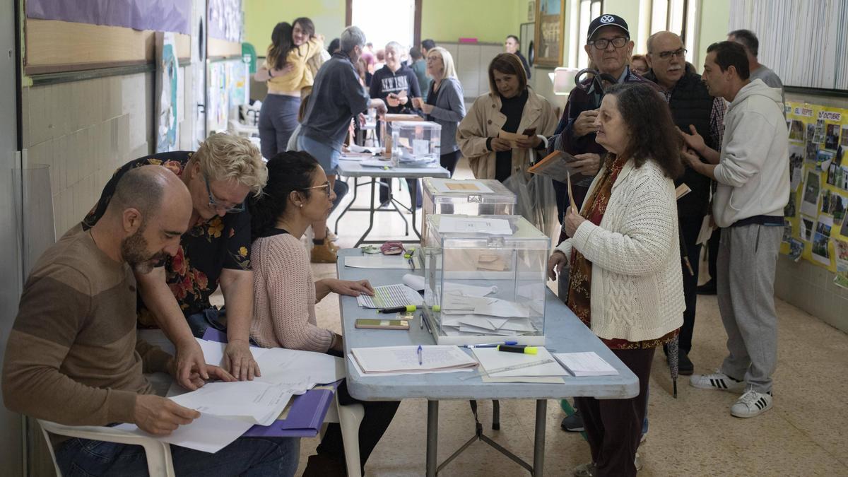 Votaciones en el colegio Cervantes de Sueca.