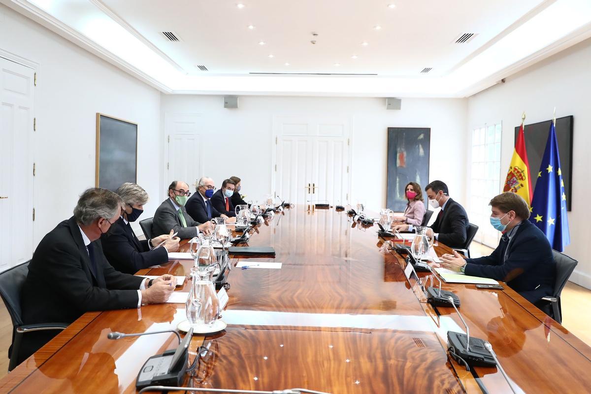 El presidente del Gobierno, Pedro Sánchez, y la vicepresidenta Teresa Ribera con los máximos ejecutivos de Acciona, Naturgy, Iberdrola, Endesa, Repsol y EDP. El presidente del Gobierno, Pedro Sánchez, y la vicepresidenta Teresa Ribera con los máximos ejecutivos de Acciona, Naturgy, Iberdrola, Endesa, Repsol y EDP.