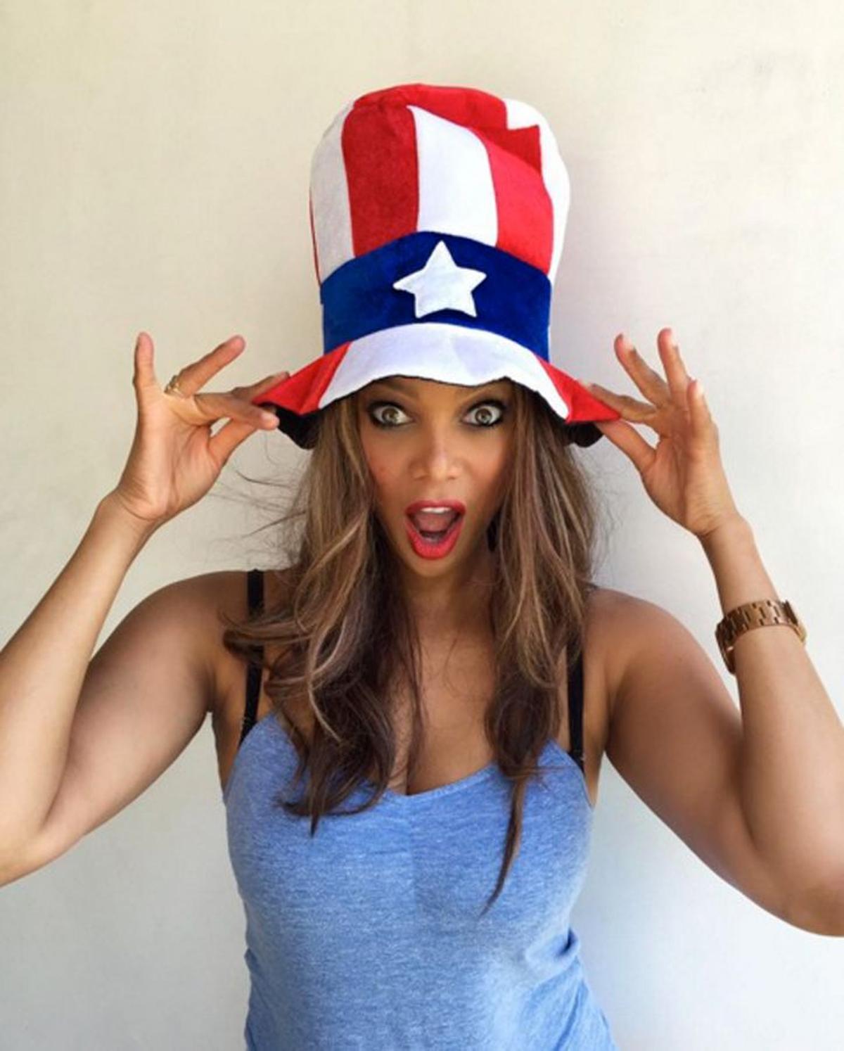 Tyra Banks con sombrero estadounidense durante el día de la Independencia