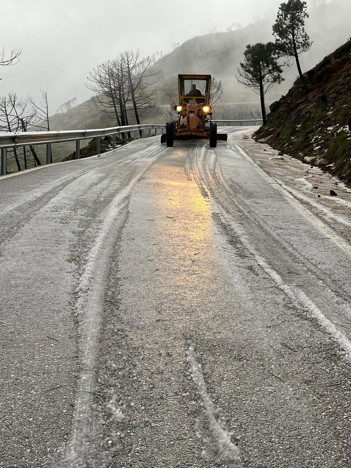 La nieve hizo presencia el valle del Genal y provocó el corte de la carretera Genalguacil. En la imagen, una máquina quitanieve en la MA-8302