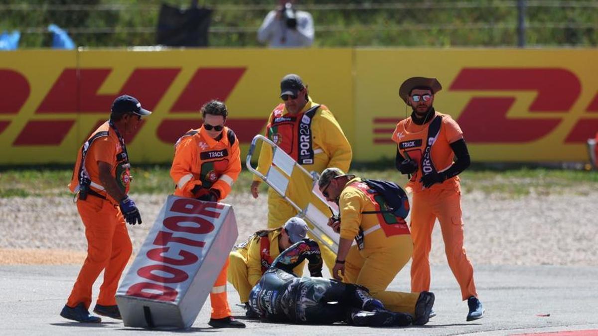 Miguel Oliveira siendo atendido por los sanitarios.