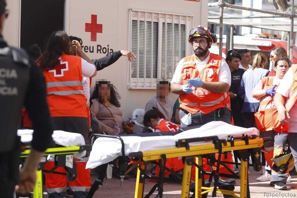 Alrededor de 20 personas resultan heridas en la mascletà al desviarse una carcasa