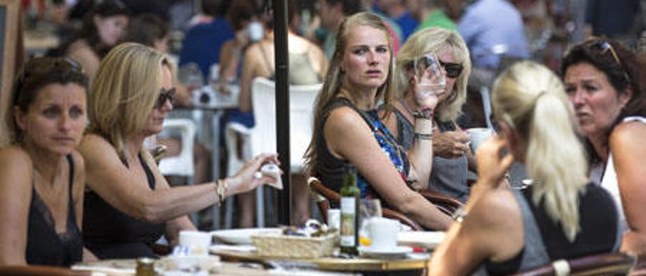 Turistas extranjeras, frente a la Lonja de Valencia.