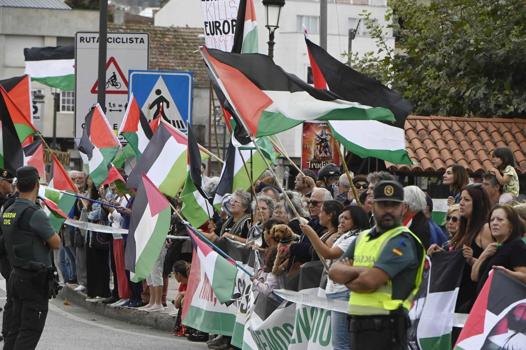 Concentraciones contra el equipo de Israel por el genocidio en Gaza durante el paso de La Vuelta por Pontevedra