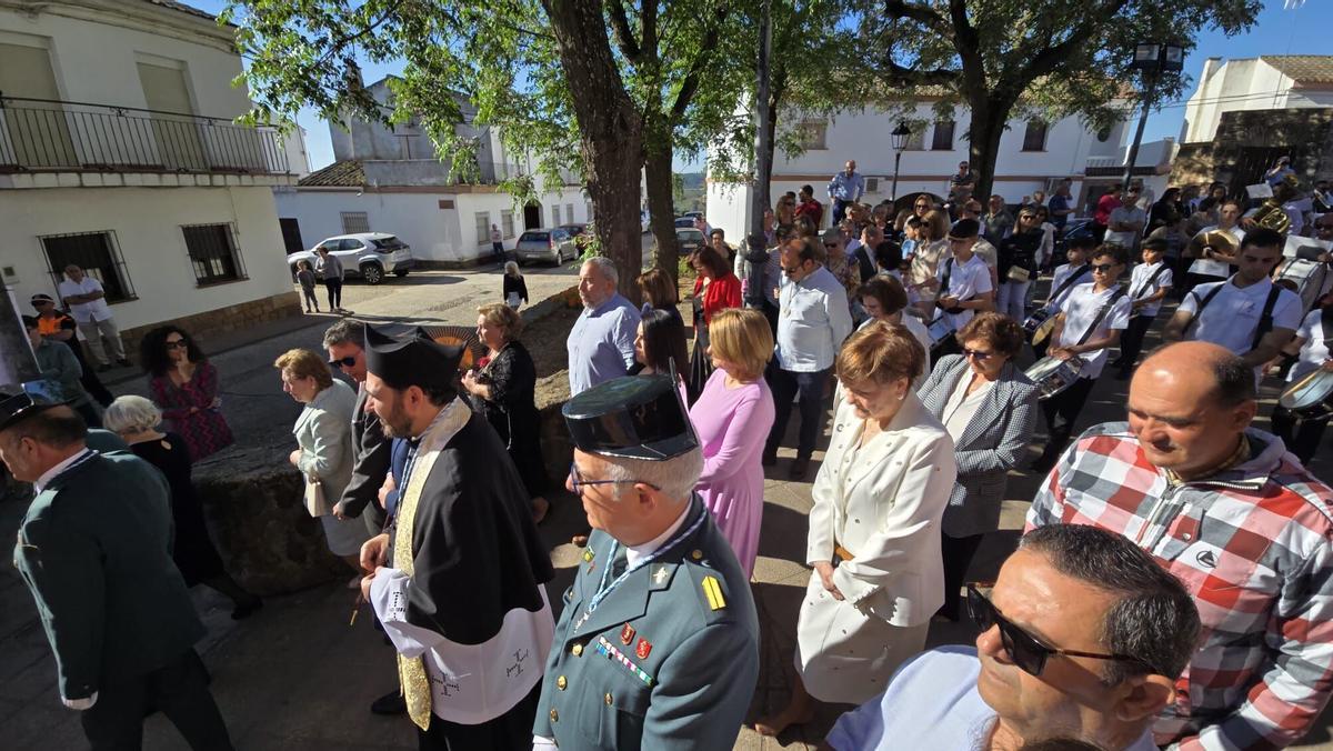 Numerosas personas participan en una jornada festiva iniciada con la salida de la patrona de la localidad desde la iglesia de San Andrés