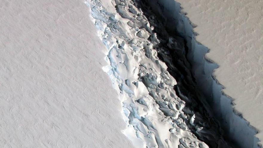 Uno de los mayores bloques de hielo, a punto de desprenderse de la Antártida