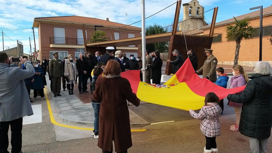 Homenaje a la bandera de España en Roales del Pan con motivo del Día de la Constitución
