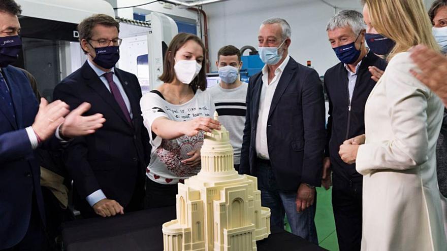 El presidente Feijóo, con la réplica de la maqueta del “Gran Vigo” de Palacios elaborada por alumnos .