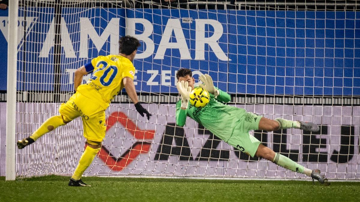 Adrián detiene el penalti de Iza.