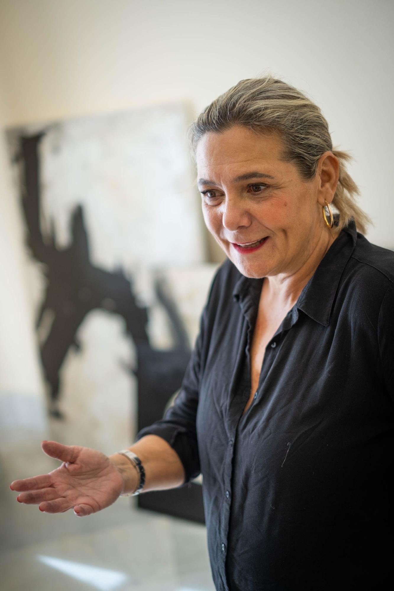 Virginia Moreno Pedreiro cuelga su primera exposición en el Parlamento