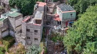 El abandono y la acumulación de escombros en el Barranco de Santos preocupan a los vecinos de Santa Cruz de Tenerife