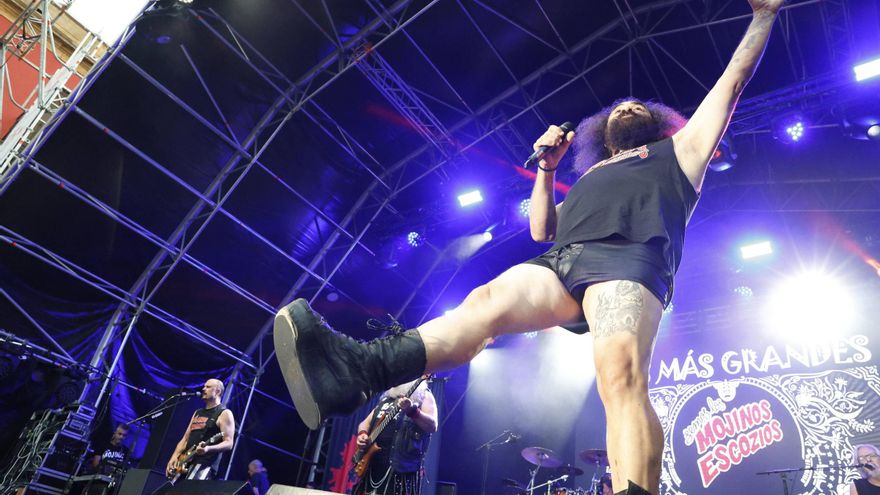 Rock y risas, la receta de los &quot;Mojinos Escozíos&quot; en la plaza Mayor de Gijón: &quot;¿A quién le gustan las viejas?&quot;