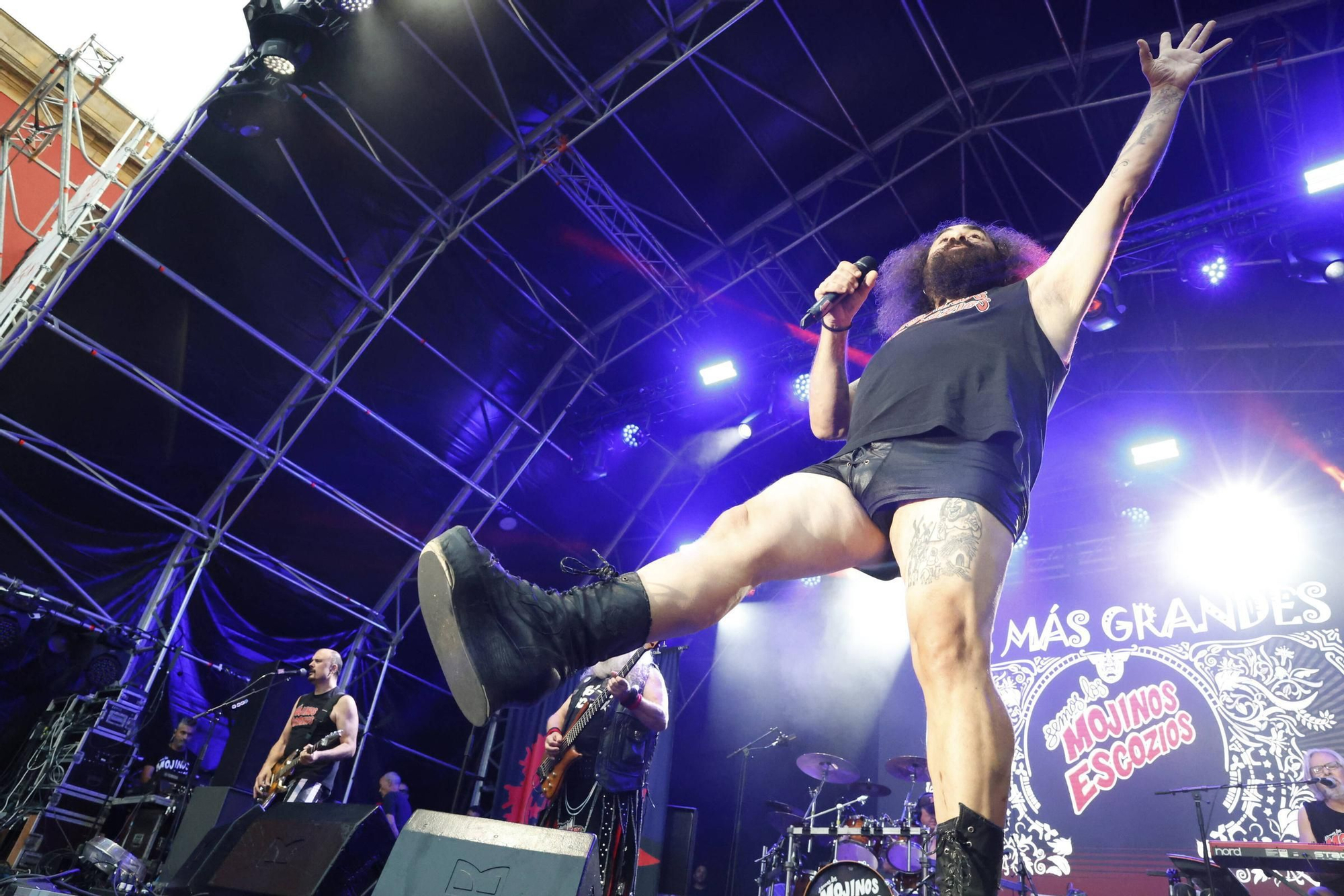 Rock y risas, la receta de los &quot;Mojinos Escozíos&quot; en la plaza Mayor de Gijón (en imágenes)