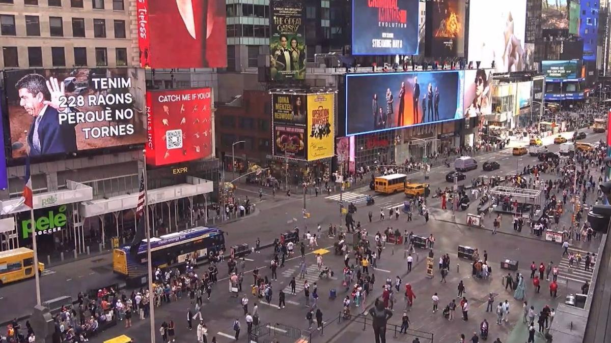 Compromís "recibe" a Mazón en Nueva York con un mensaje en Times Square