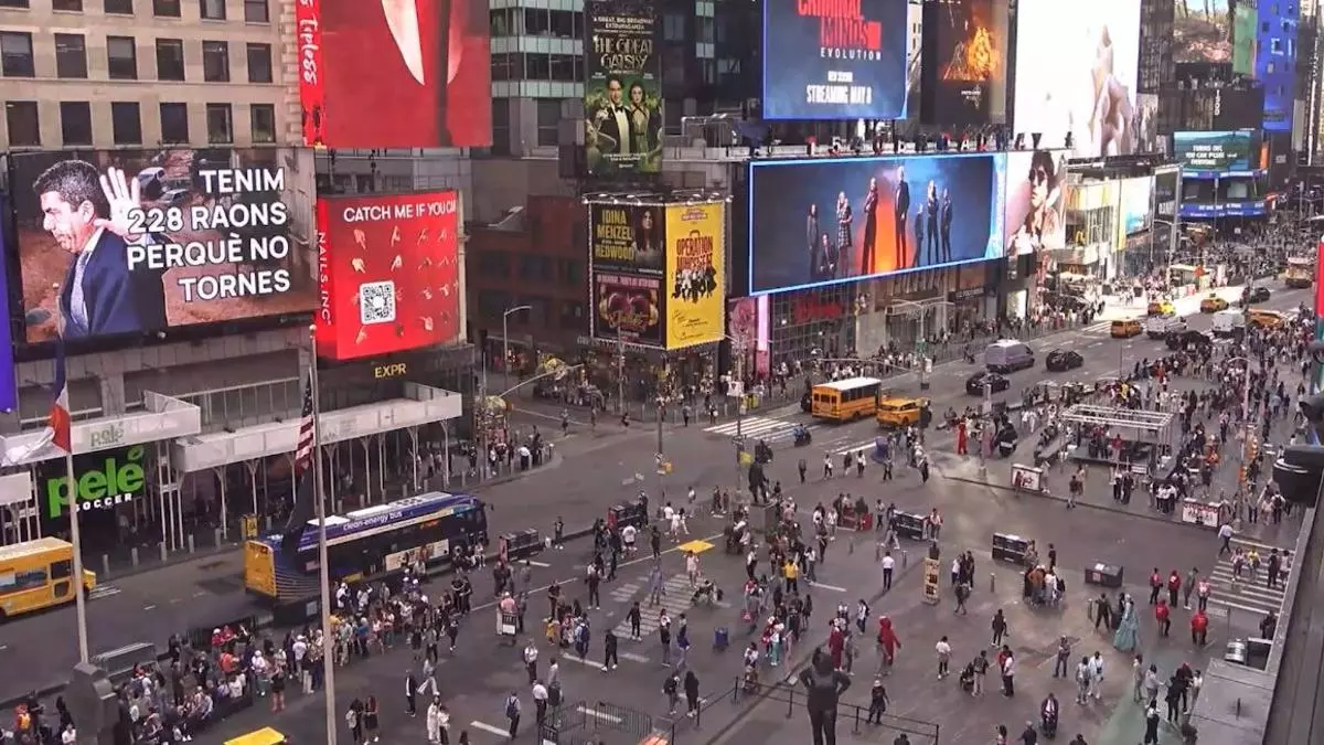 Compromís coloca un anuncio contra Mazón en pleno Times Square
