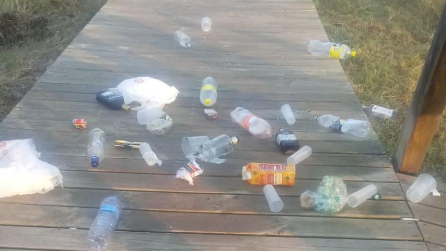 Voluminosos y restos de botellas de alcohol en Torre la Sal.